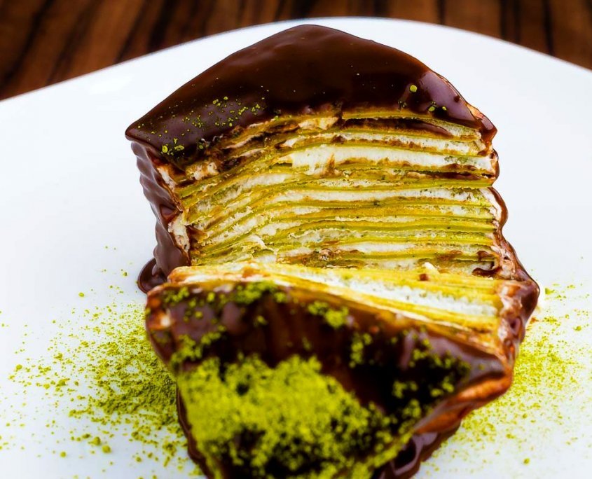 lietiniu blynu tortas su sokoladu ir matcha milteliais pjuvis