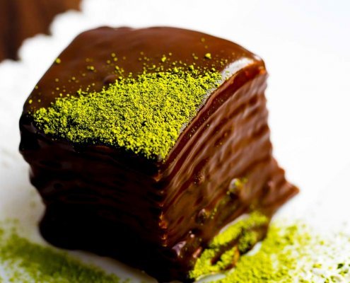 lietiniu blynu tortas su sokoladu ir matcha milteliais receptas