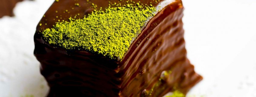 lietiniu blynu tortas su sokoladu ir matcha milteliais receptas