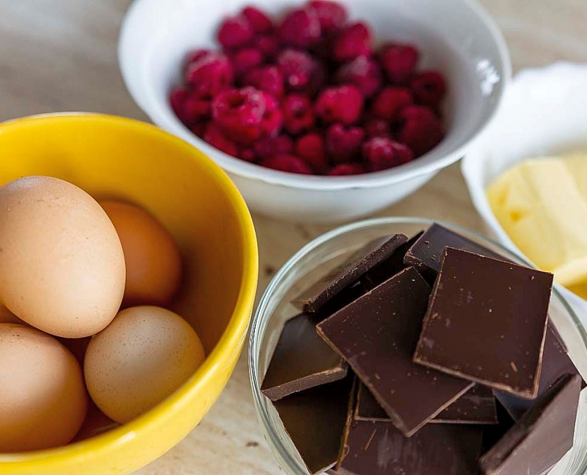 sokoladinis keto desertas su avietemis ir grietinele receptas